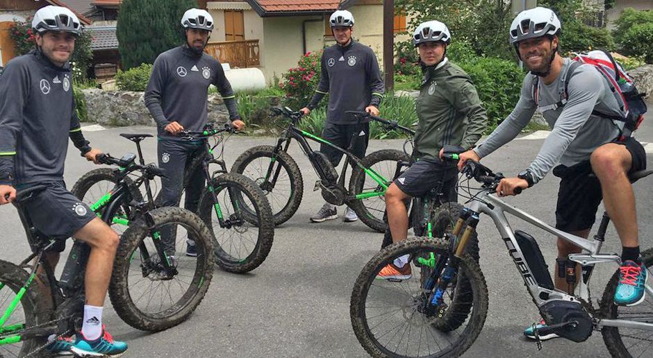 
                <strong>Sami Khedira</strong><br>
                Sami Khedira holt am freien Tag seine Kollegen aufs Rad. Der Juve-Star fährt mit Mario Götze und Jonas Hector sowie zwei Betreuern in die Berge von Evian. Nur das Wetter scheint nicht mitzuspielen ...
              