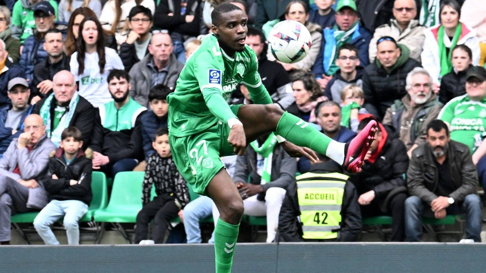 <strong>Niels Nkounkou (Eintracht Frankfurt)</strong><br>Eintracht Frankfurt hat die Verpflichtung von Niels Nkounkou bekanntgegeben. Der 22-jährige Franzose wechselt von St. Etienne an den Main und unterschrieb bei der Eintracht einen Vertrag bis 2028. Laut Medienberichten soll die Ablösesumme bei 7,5 Millionen Euro liegen.