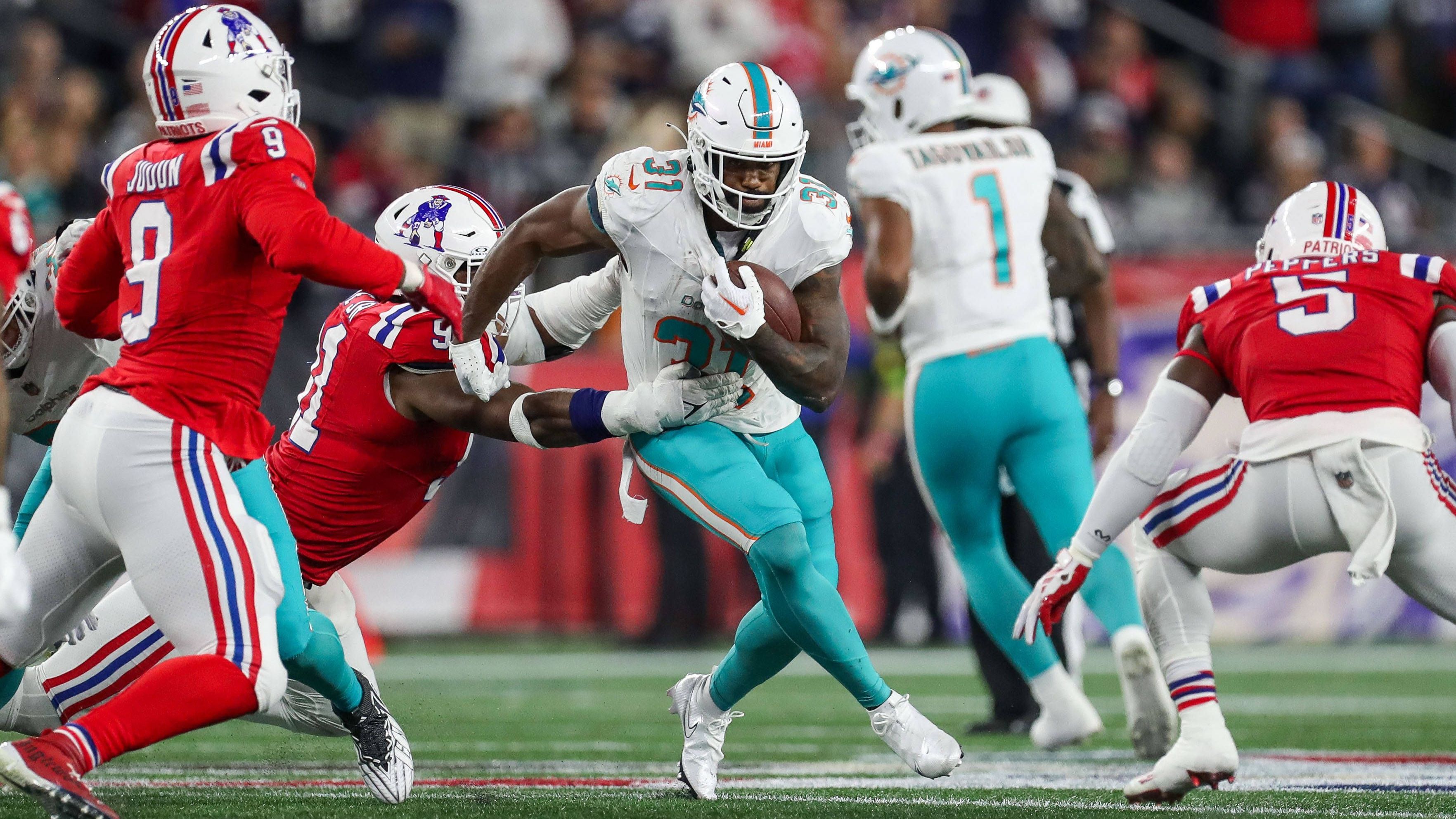 <strong>Gewinner: Raheem Mostert (Miami Dolphins)</strong><br>Diese Herausforderung nahm Raheem Mostert an. 18 Läufe für 121 Yards und zwei Touchdowns würgte der ehemalige San Francisco 49er Bill Belichick und seiner Defense rein und war damit der entscheidende Faktor beim 24:17-Erfolgs des Teams von Mike McDaniel.