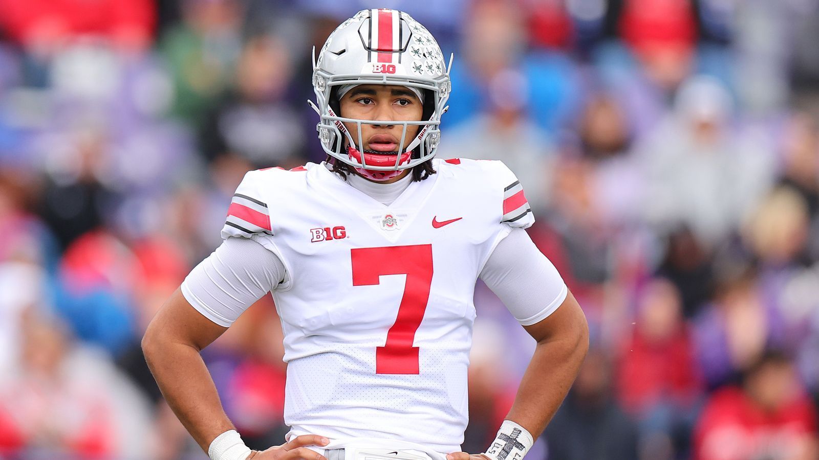 
                <strong>Platz 3: C. J. Stroud (86 Punkte)</strong><br>
                Team: Ohio State Buckeyes3,340 Passing Yards, 37 Touchdowns und sechs Interceptions - C.J. Stroud ist für viele der beste Spieler im College Football. Auch wenn Caleb Williams bessere Werte aufweist, spielt Stroud mit den Buckeyes noch um den nationalen Titel und ist damit erfolgreicher. Ein entscheidender Unterschied bei der Wahl zum besten College-Spieler? Nein! Im Voting bekam der Mann von der Ohio State nur die drittmeisten Stimmen.
              