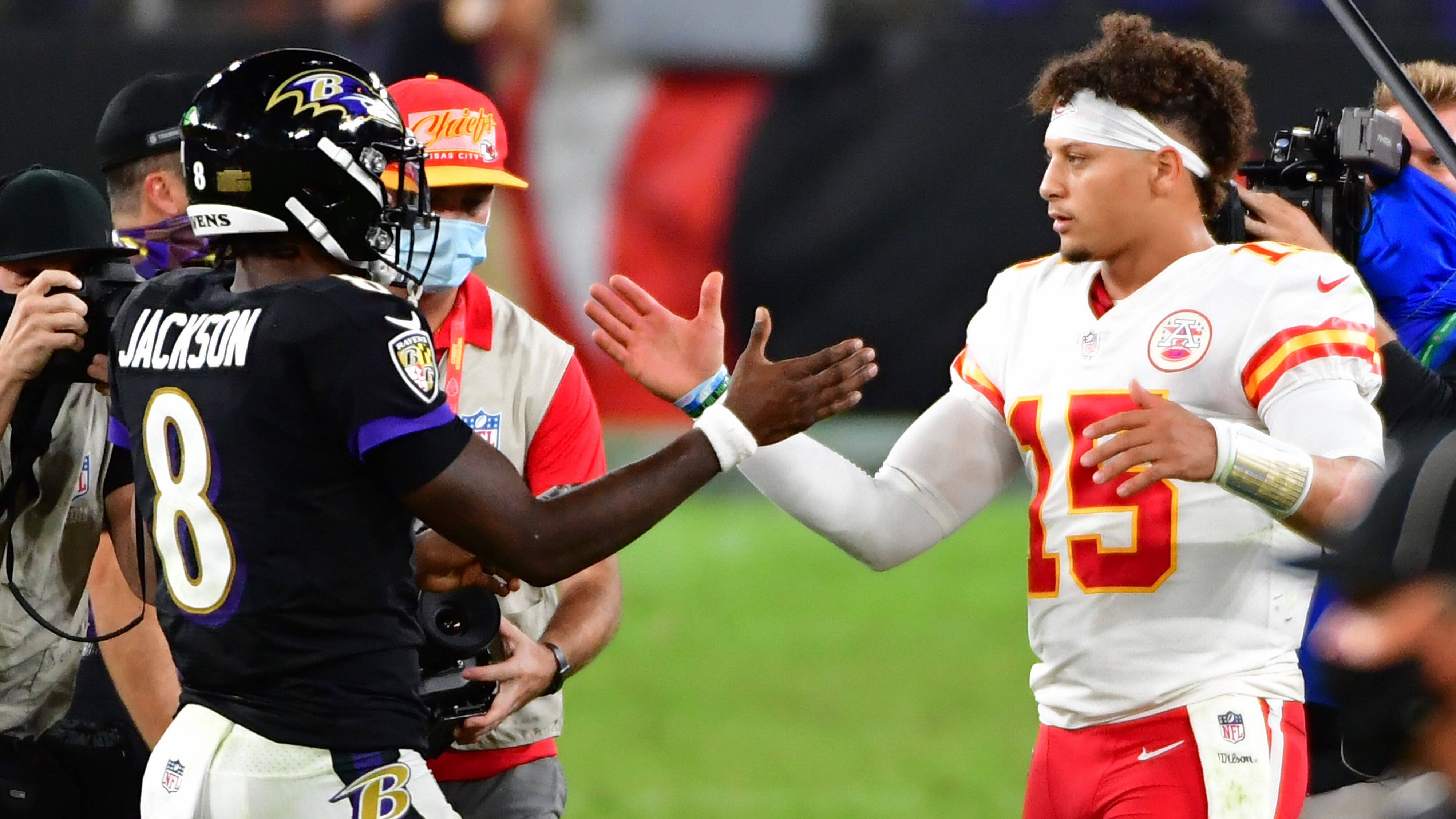 <strong>Season Opener: Baltimore Ravens at Kansas City Chiefs</strong><br> Nach ihrer Titelverteidigung eröffnen Patrick Mahomes und Co. wieder die Spielzeit. Auf die Chiefs wartet direkt ein harter Brocken: Im Arrowhead Stadium kommt es zum Rematch des jüngsten AFC Championship Games gegen die Baltimore Ravens! Mit Lamar Jackson gastiert zudem der amtierende MVP in Missouri - besser könnte der Auftakt für NFL-Fans kaum sein!