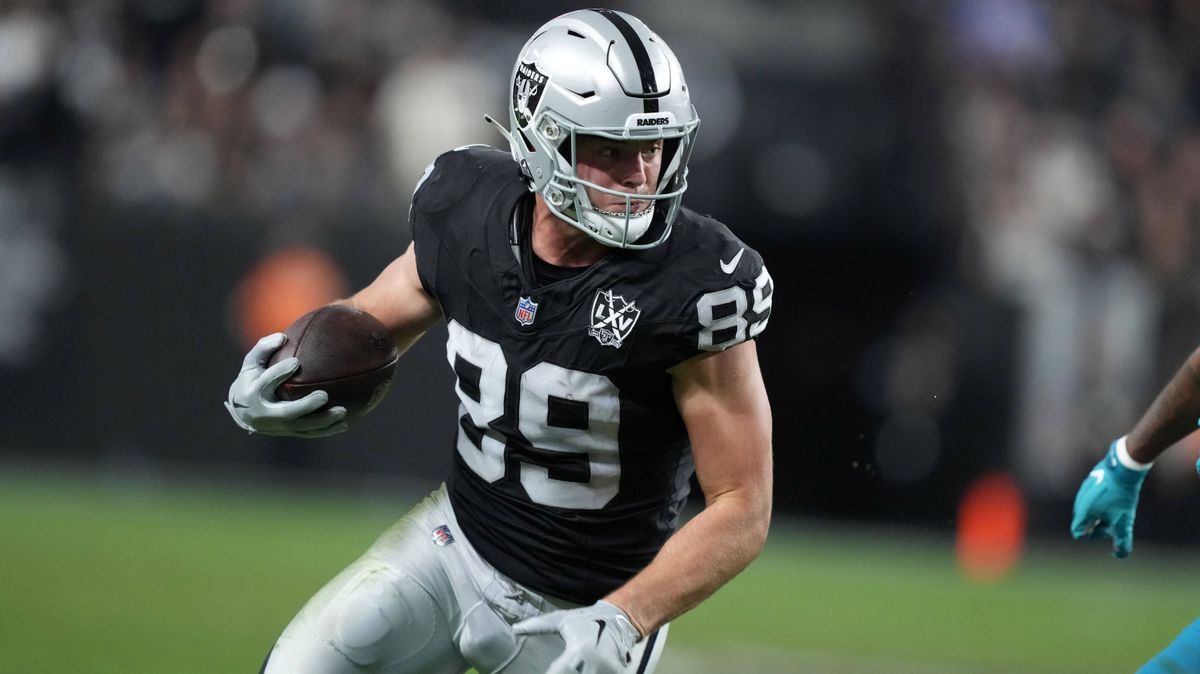 NFL, American Football Herren, USA Jacksonville Jaguars at Las Vegas Raiders Dec 22, 2024; Paradise, Nevada, USA; Las Vegas Raiders tight end Brock Bowers (89) carries the ball against the Jacksonv...