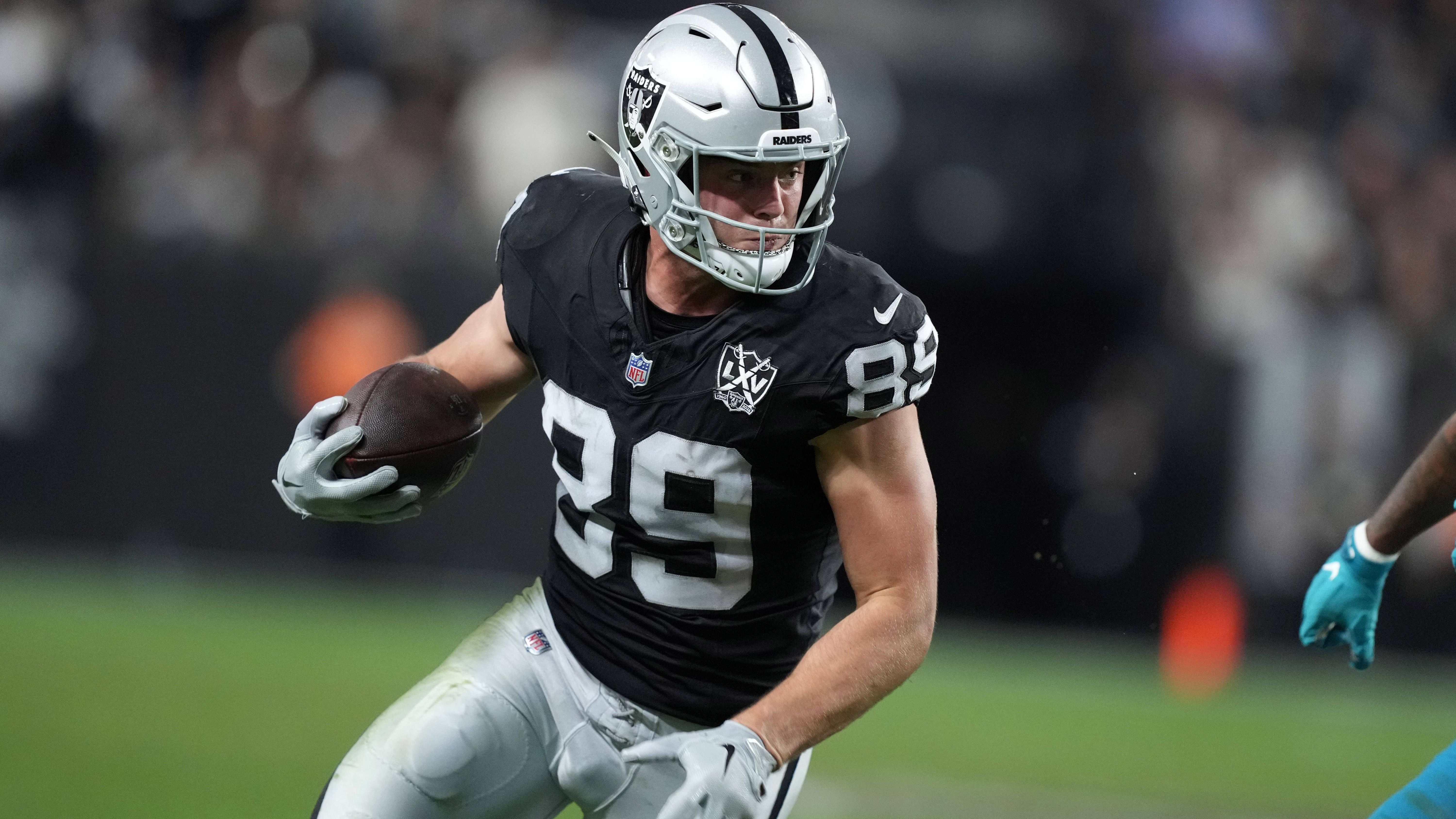 <strong>Week 17: Brock Bowers (Las Vegas Raiders)</strong><br>Die historische Spielzeit von Tight End Brock Bowers ist um zwei Rekorde reicher. Im Auswärtsspiel der Las Vegas Raiders bei den New Orleans Saints knackte der 22-Jährige zunächst die 63 Jahre alte Bestmarke von Mike Ditka für die meisten Receiving Yards eines Tight Ends in seiner Rookiesaison. Ditka gelangen 1961 insgesamt 1.076 Yards.