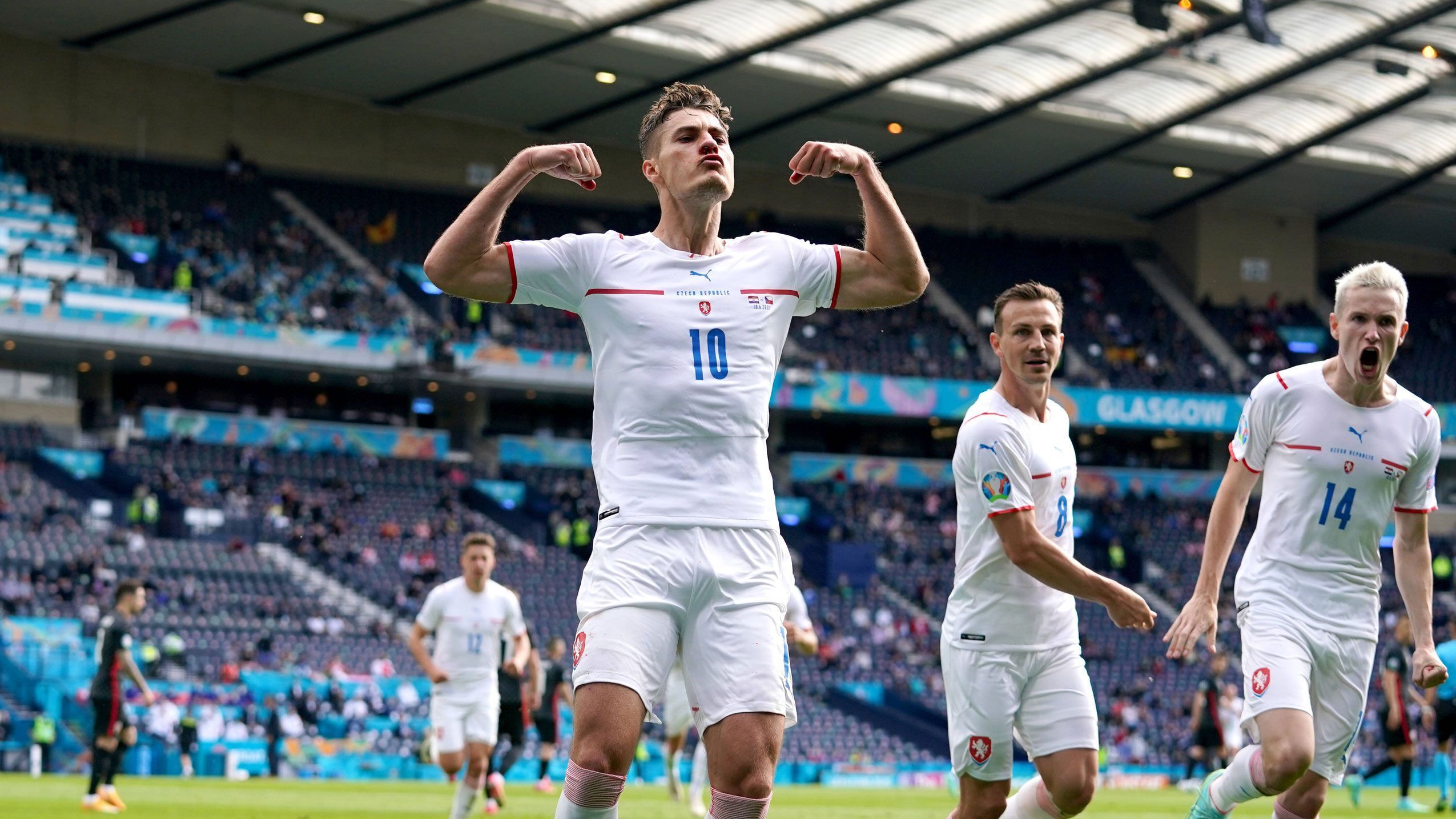 
                <strong>1:0 Tschechien</strong><br>
                Wenn es einmal läuft, dann stört auch eine blutende Nase nicht. Schick verwandelt sicher zur Führung der Tschechen nach 37 Minuten. Und die ist auch verdient. Kroatien macht in der ersten Halbzeit deutlich zu wenig. 
              