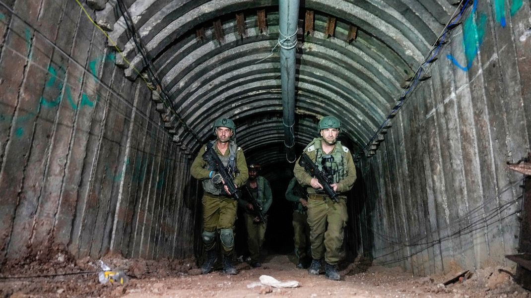 Israelische Soldaten durchsuchen einen Tunnel im nördlichen Gazastreifen, der nach Angaben des Militärs von militanten Hamas-Kämpfern genutzt wurde. (Symbolbild)