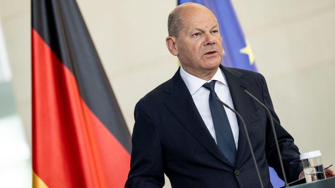 Kanzler Scholz bekräftigt Mindestlohnvorstoß: für gerechtere Löhne und bessere Lebensbedingungen.