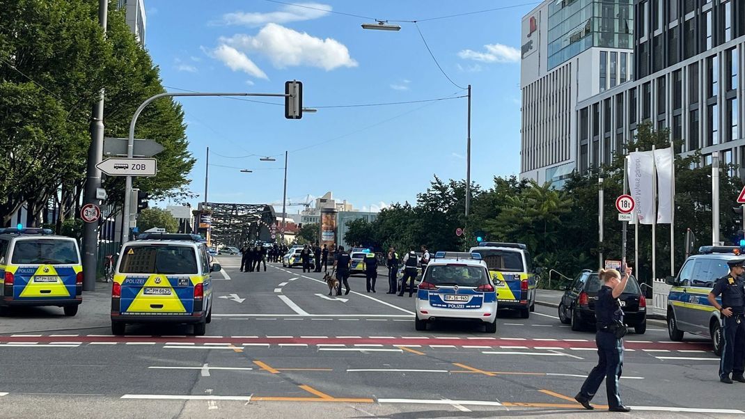 1. August 2024, Bayern: Polizeibeamte bei einem Polizeieinsatz an der Hackerbrücke in München