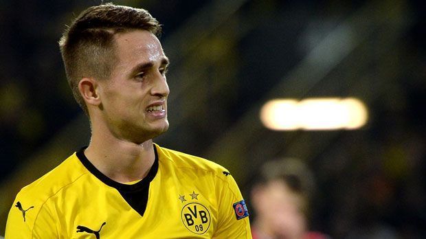 
                <strong>Adnan Januzaj (Borussia Dortmund)</strong><br>
                Rechter Mittelfeldspieler: Adnan Januzaj (Borussia Dortmund). Eigentlich sollte die Leihe zum BVB für das Manchester-Talent ein Neustart sein, doch für den Offensivmann geht es in der Bundesliga so weiter, wie es bei United aufgehört hat: auf der Bank. Nur fünf Mal durfte der 20-Jährige in der Bundesliga bislang ran. In der Länderspielpause bekam er auch vom U21-Nationaltrainer Belgiens den Kopf gewaschen, weil er einer Einladung nicht folgte.
              