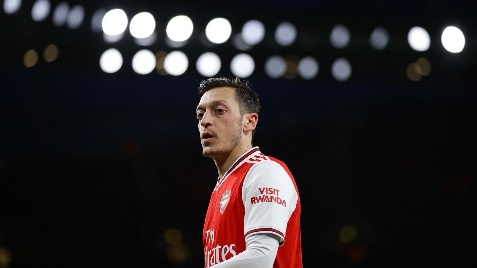 
                <strong>Der Abstieg des Mesut Özil</strong><br>
                Mesut Özil trägt beim FC Arsenal die Nummer zehn auf dem Rücken, mit einem Jahresgehalt von etwas mehr als 20 Millionen Euro ist er der Topverdiener des Londoner Klubs. Sein Ex-Trainer Arsene Wenger bezeichnete ihn gerade erst als Fußball-Künstler, doch der aktuelle Coach Mikel Arteta hat keine Verwendung und nominierte ihn nicht für den Premier League und Europa League-Kader. Der 32-Jährige kann somit bis auf Weiteres nur noch für die U23 und im Pokal spielen. Es ist der Tiefpunkt in der Karriere eines außergewöhnlichen, aber auch umstrittenen Fußballers. Wir haben den Abstieg des Mesut Özil chronologisch erfasst.
              