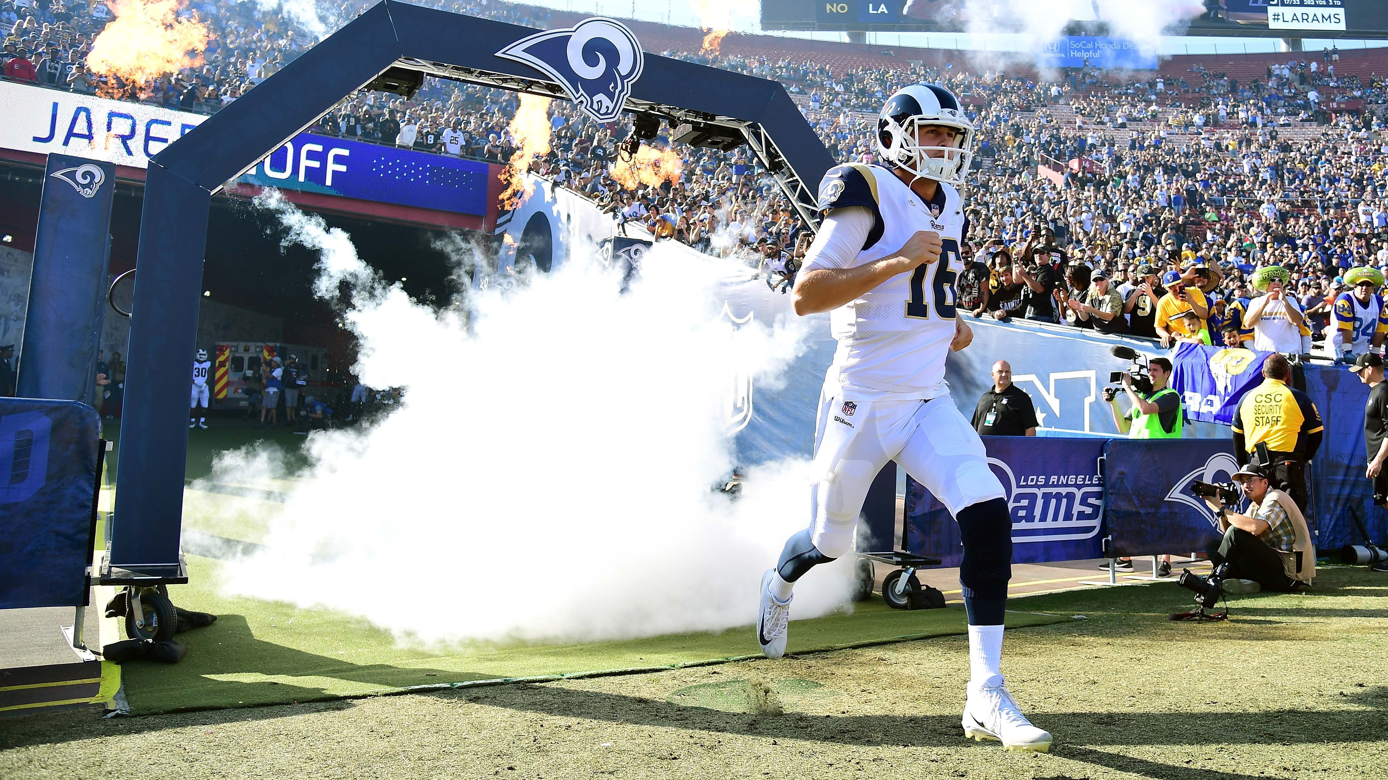 
                <strong>Jared Goff</strong><br>
                In der aktuellen Saison konnten die Fans bereits drei perfekte QB-Auftritte bestaunen. Den ersten legte Rams-Star Jared Goff Ende September gegen die Minnesota Vikings hin. Gegen die Top-Defense der Vikings fackelte Goff ein Feuerwerk mit fünf Touchdowns und insgesamt 465 Yards ab. 
              