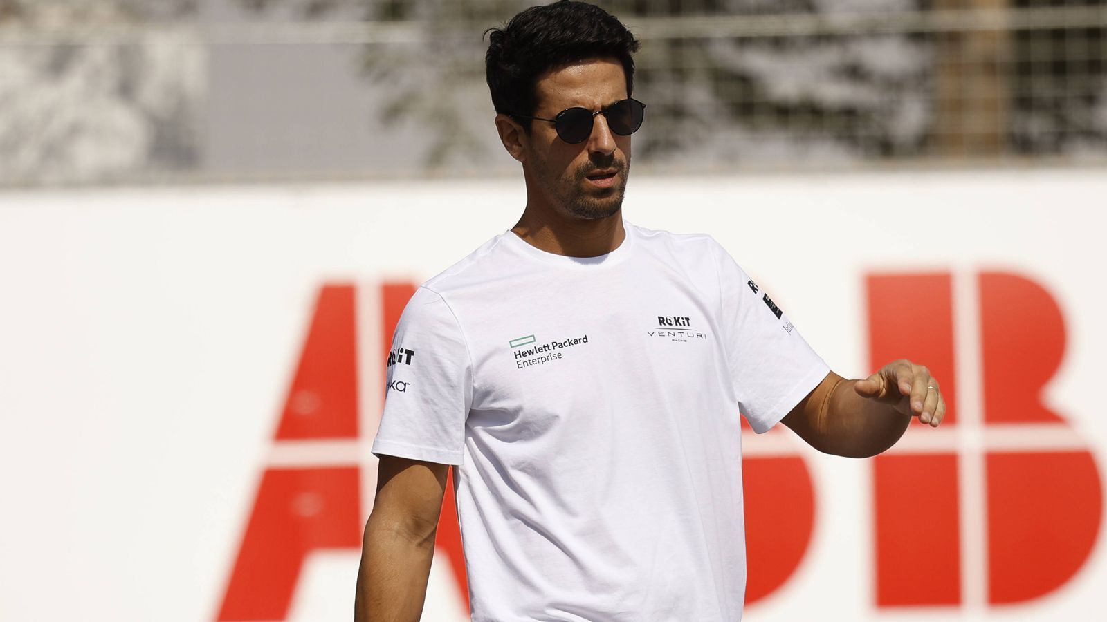 
                <strong>Lucas di Grassi (Venturi)</strong><br>
                Denn Venturi hat sich die Dienste des Altmeisters gesichert. Lucas di Grassi kommt von Aussteiger Audi und hält zahlreiche Bestmarken. Der Ex-Champion ist mit allen Wassern gewaschen und zählt automatisch zum Favoritenkreis. Das Fragezeichen: Wie schnell kommt er bei seinem neuen Team auf Tempo? Seine Erfahrung sollte ihm dabei helfen - und dann ist mit dem Brasilianer zu rechnen.
              