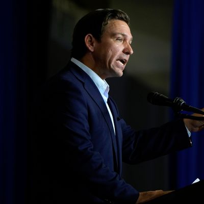 Dunkle Zeiten brechen an: Floridas Gouverneur Ron DeSantis baut Bildung um.