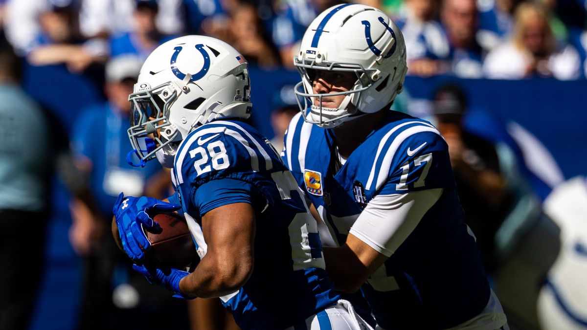 October 12, 2025: Indianapolis Colts quarterback Daniel Jones (17) hands the ball off to Indianapolis Colts running back Jonathan Taylor (28) during NFL, American Football Herren, USA game action a...