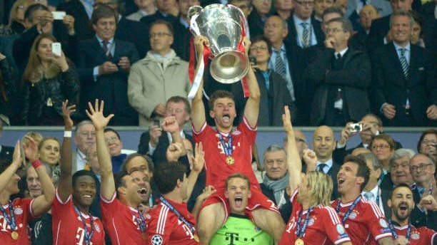 <strong>1. Champions-League-Titel für den FC Bayern (25.05.2013)</strong><br>In London krönen sich der FC Bayern und Thomas Müller zum Champions-League-Sieger. Nachdem der Raumdeuter zuvor zweimal im Finale unterlegen war (2010 gegen Inter Mailand und 2012 gegen den FC Chelsea), gelang es ihm im dritten Anlauf - dieses Mal gegen den BVB. Durch ein Last-Minute-Tor von Arjen Robben zum 2:1 gelingt ihnen erstmals der große Coup.
