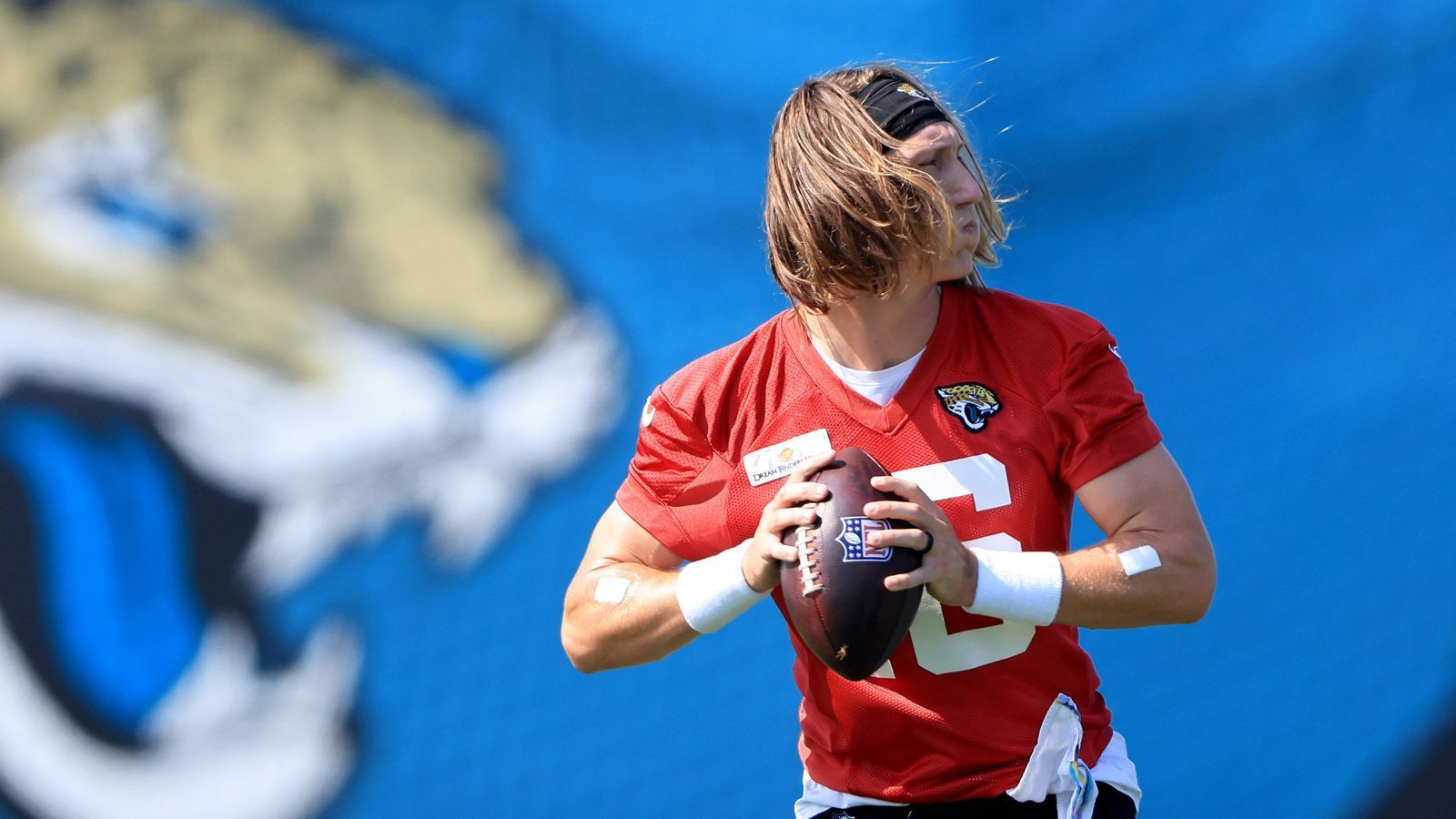 
                <strong>Jacksonville Jaguars</strong><br>
                Die Jacksonville Jaguars haben einen neuen Franchise-Quarterback: Trevor Lawrence. Um ihn draften zu können, hat es allerdings eine verheerende 1-15-Saison gebraucht, die Franchise ist weiterhin im Umbau. Jacksonville hat noch keinen Kader, um mit Lawrence voll angreifen zu können, viel mehr wird es darum gehen, die große Hoffnung an das NFL-Niveau zu führen und ihn erste Luft schnuppern zu lassen.
              