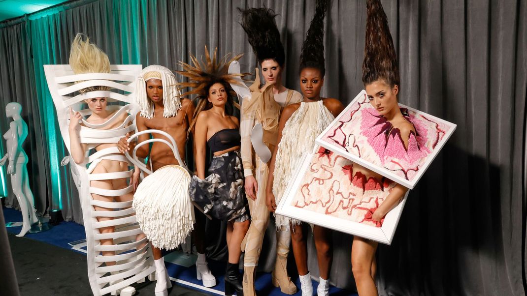 Haute-Couture, much? Die Models tragen die extravaganten Designs von Yannik Zamboni.