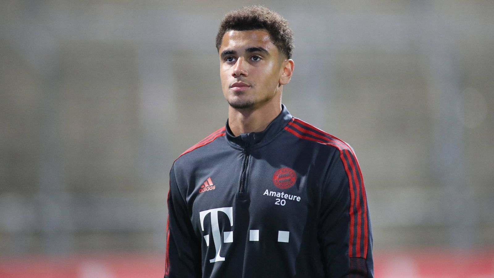 
                <strong>Jamie Lawrence (19 Jahre, Innenverteidiger)</strong><br>
                Der gebürtige Münchner misst zwei Meter und absolvierte bereits fünf Länderspiele für die deutsche U20-Nationalmannschaft. In der Innenverteidigung des FC Bayern München II war er bereits vergangene Saison in der 3. Liga gesetzt. In dieser Saison lief er bislang 20 mal in der Regionalliga auf und erzielte drei Treffer. Im Mai wurde sein Vertrag vorzeitig bis zum Sommer 2024 verlängert. "Wir sind überzeugt von seinem weiteren Entwicklungspotential", sagt Nachwuchs-Leiter Jochen Sauer.
              