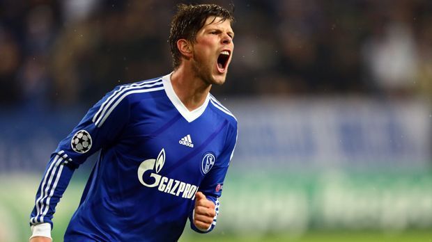 
                <strong>Klaas-Jan Huntelaar</strong><br>
                Stümer - Klaas-Jan Huntelaar: Klaas-Jan Huntelaar kann laut Holtby mit jedem Körperteil ein Tor schießen. Auch in seiner Traum-Elf würde er den "Hunter" gerne knipsen sehen.
              