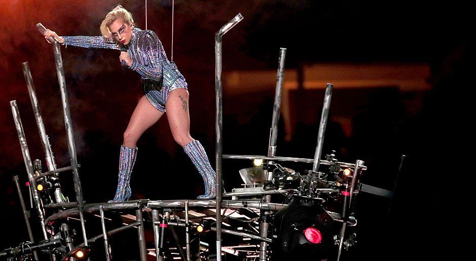 
                <strong>Super Bowl 2017: Die Halftime-Show von Lady Gaga</strong><br>
                Auf der Bühne angekommen legte die Musik-Ikone so richtig los.
              