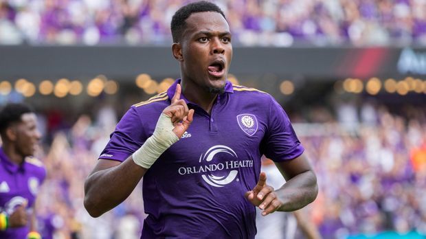 
                <strong>Cyle Larin (22 Jahre, Orlando City SC) </strong><br>
                Seit MLS-Klub Orlando City SC Cyle Larin im Januar 2015 von den Connecticut Huskies gedraftet hat, ist der mittlerweile 22-Jährige der wichtigste Torjäger des Teams von Ex-Weltfußballer Kaka. Nach 17 bzw. 14 Toren in den beiden zurückliegenden Spielzeiten hat der Kanadier auch in der aktuellen Saison seine Treffersicherheit unter Beweis gestellt und schon sieben Mal zugeschlagen. Die englische Zeitung "The Sun" brachte den Nationalspieler bereits mit einem Wechsel zu Everton in Verbindung. Auch Sporting Lissabon, Besiktas Istanbul und Anderlecht sollen interessiert sein. Larins Vertrag läuft Ende 2017 aus.
              