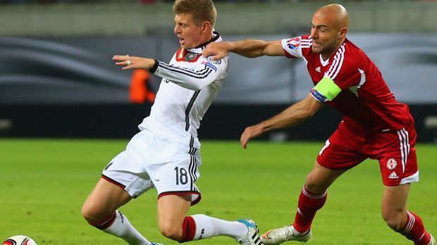 
                <strong>Toni Kroos</strong><br>
                Toni Kroos: Starke erste Hälfte mit genialen Pässen und guten Abschlüssen, doch der Ballverteiler von Real baut mehr und mehr ab. Als es nicht mehr läuft, übernimmt er kaum Verantwortung. ran-Note: 4.
              