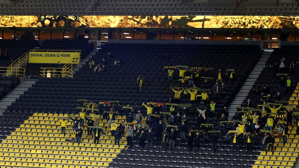 
                <strong>Partielle Zuschauerrückkehr im Rückspiel</strong><br>
                Während die Südtribüne noch immer leer war beim letzten Duell, durften immerhin 300 glückliche Zuschauer den souveränen 3:0-Erfolg des BVB mit ansehen. Während die Schalker, die damals wie heute Tabellenletzter sind, sich in der 1. Halbzeit noch gut wehrten, wurde der Druck der Dortmunder zu groß, Manuel Akanji, natürlich Erling Haaland und Mats Hummels besorgten zwischen Minute 55 und 81 die drei Treffer für Dortmund. 
              