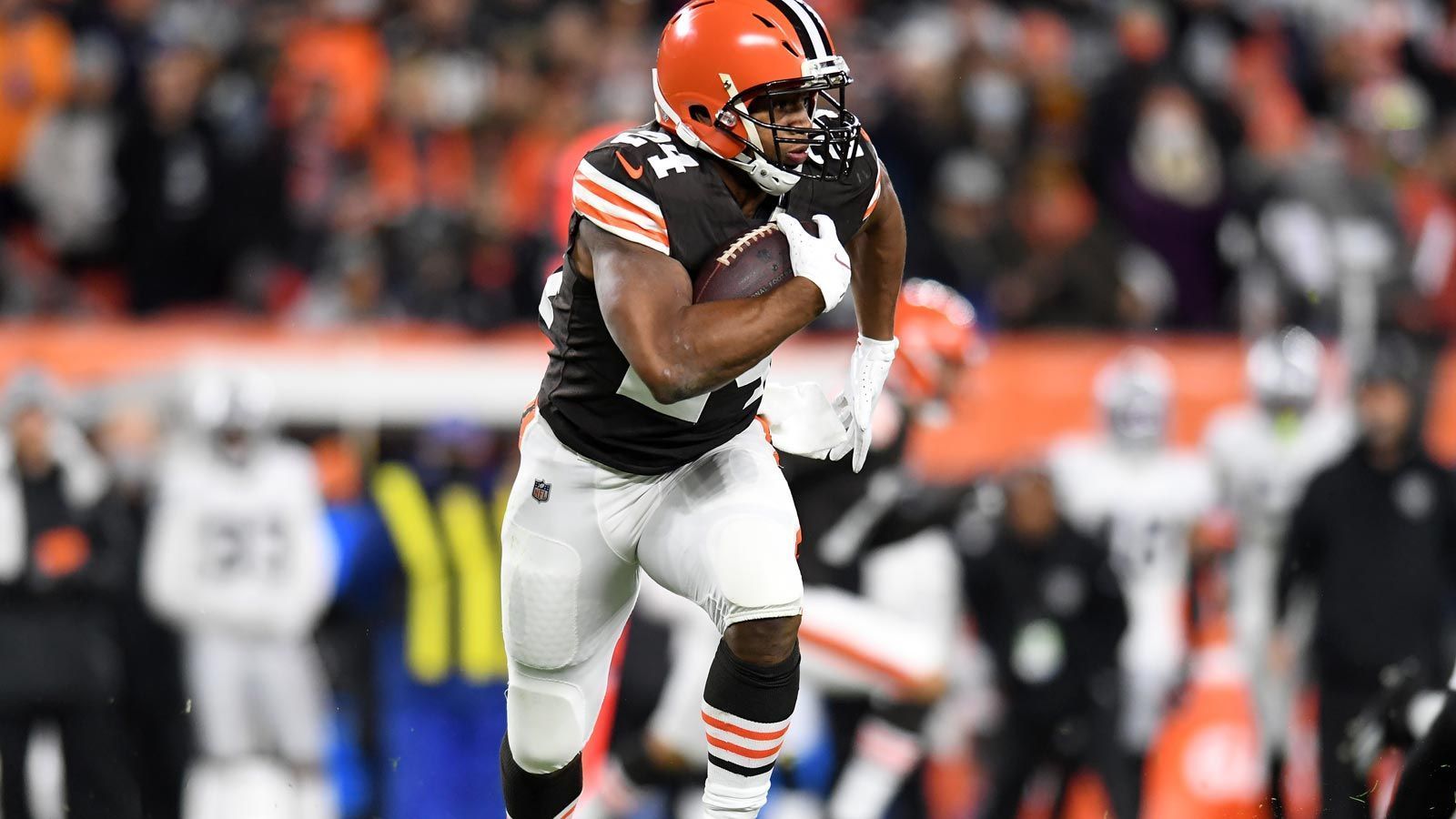 
                <strong>Nick Chubb (Cleveland Browns)</strong><br>
                &#x2022; Position: Running Back -<br>&#x2022; Statistiken 2021 (Stand: 21.12): 926 Rushing Yards, sechs Rushing Touchdowns, 112 Receiving Yards, ein Receiving Touchdown -<br>&#x2022; Pro Bowl-Nominierungen: 3 (2019-2021)<br>
              
