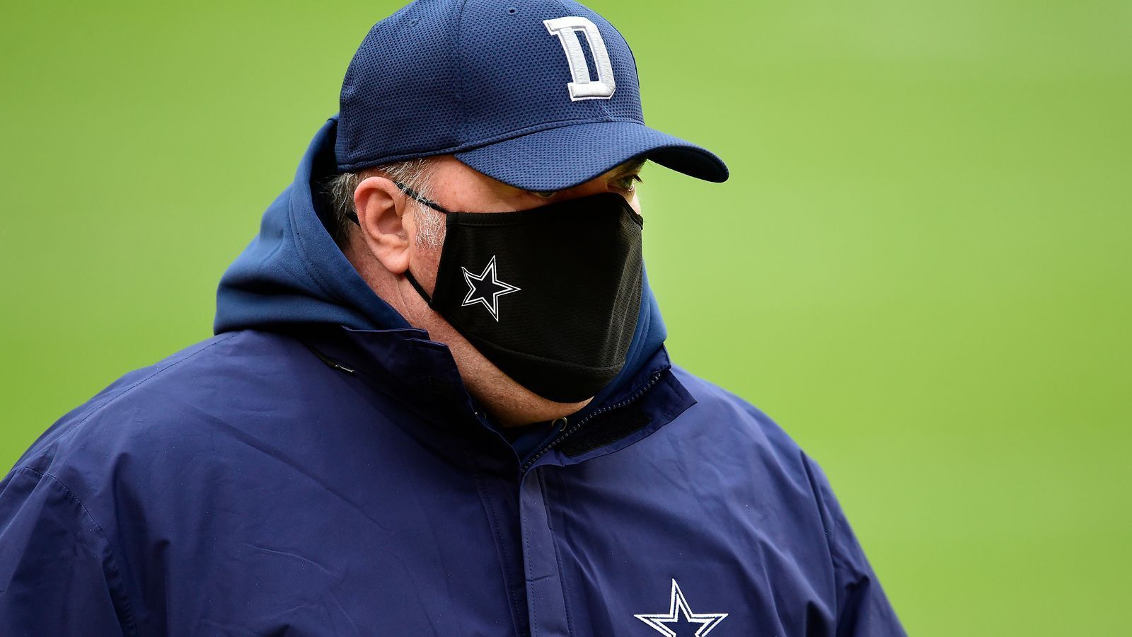 
                <strong>Verlierer: Dallas Cowboys</strong><br>
                Dass es für die Dallas Cowboys ohne Dak Prescott schwierig werden würde, konnte man spätestens nach der 10:38-Niederlage gegen die Arizona Cardinals erahnen. Doch die Art und Weise, wie sich "America's Team" gegen Washington präsentierte, ist besorgniserregend. Dallas wirkte leblos und zeigte zu keinem Moment, dass es selbst an einen Sieg glauben würden. Symptomatisch, dass kein Cowboys-Spieler nach Jon Bostics dreckigem Hit gegen Andy Dalton seinen Quarterback verteidigte. Head Coach Mike McCarthy steht schon nach sieben Wochen heftig in der Kritik. Das Team ist ohne Prescott nicht mehr konkurrenzfähig und hat zudem ein Mentalitätsproblem.
              