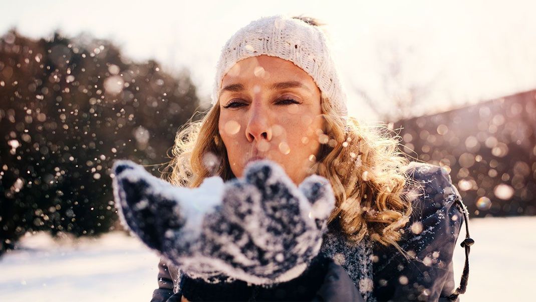 Tragt im Winter wärmende Handschuhe - so bewahrt ihr die zarte Haut eurer Finger und Handflächen vor dem Austrocknen!