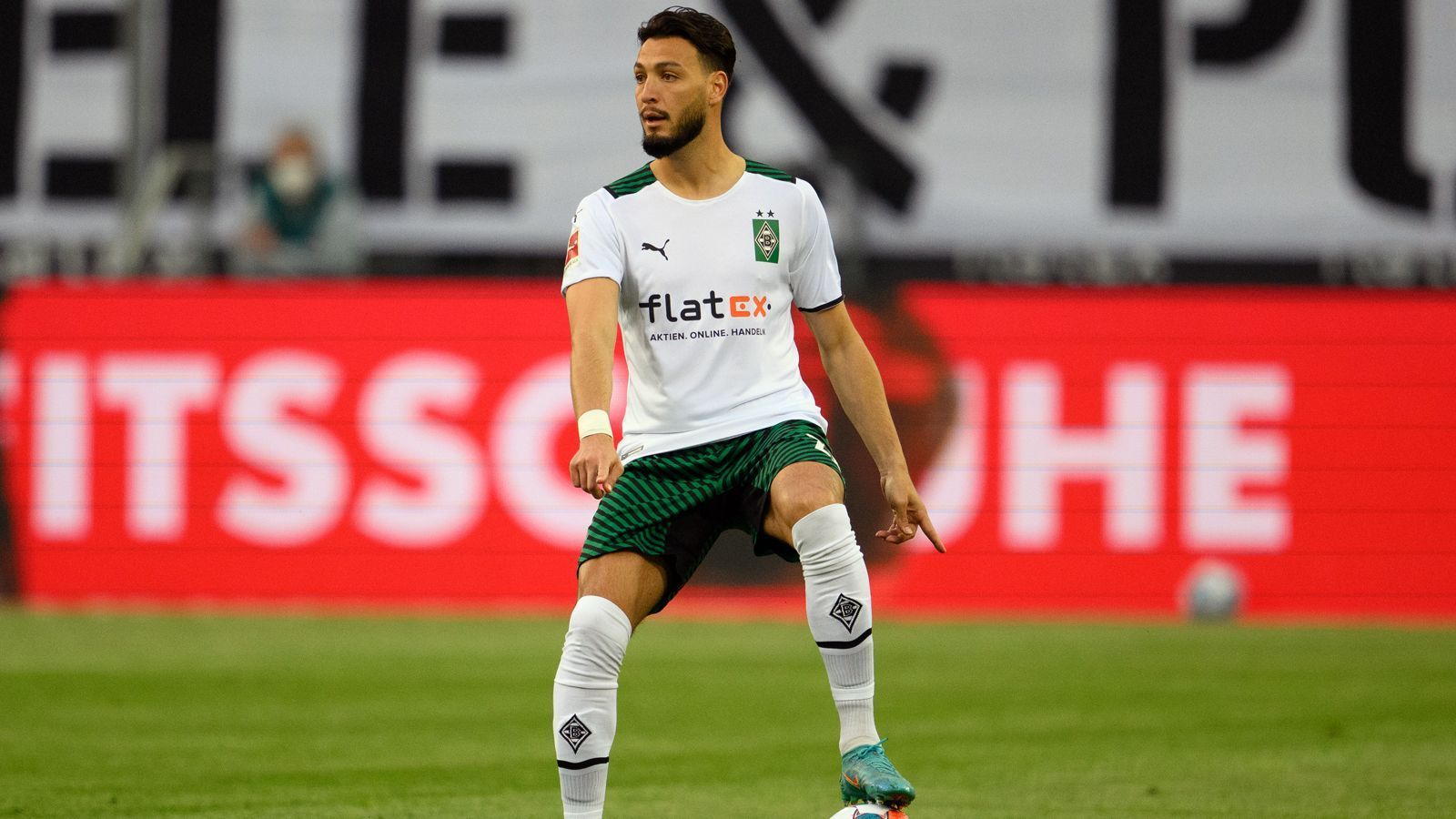 
                <strong>Ramy Bensebaini (Borussia Mönchengladbach)</strong><br>
                Ebenfalls gehandelt wurde in den zurückliegenden Wochen Gladbachs Ramy Bensebaini. Der Algerier war unter Ex-BVB-Coach Marco Rose bereits Leistungsträger bei den "Fohlen". Offen allerdings, ob sich durch den Trainerwechsel in Dortmund nun auch etwas am vermeintlichen Interesse an Bensebaini geändert hat. Laut dem Portal "ruhr24.de" dürfte die mögliche Ablöse für den noch bis 2023 an Gladbach gebundenen Außenverteidiger bei etwa zwölf Millionen Euro liegen. Auch der FC Barcelona soll den 27-Jährigen als möglichen Neuzugang im Blick haben.
              