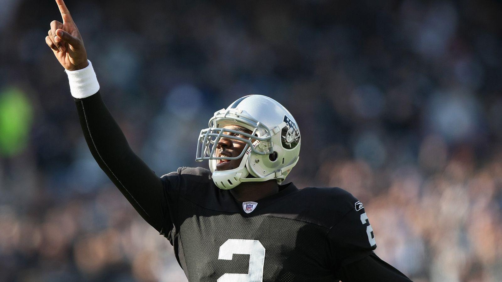 
                <strong>JaMarcus Russell (Oakland Raiders, 2007)</strong><br>
                Ihm waren nur drei Jahre in der NFL vergönnt. Die Nummer eins bei den Raiders wurde er in seiner Rookie-Saison erst in Week 17. 2009 war er erst den Starter-Job los, dann war auch die komplette NFL-Karriere vorbei.
              