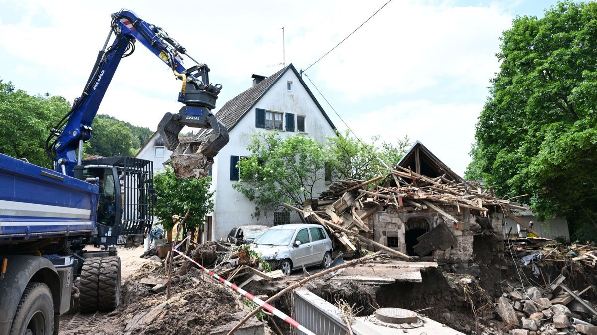 4. Juni 2024, Baden-Württemberg, Klaffenbach: Helfer des Technischen Hilfswerks (THW) bergen Gegenstände, die durch ein Hochwasser nach einem Unwetter zerstört und angeschwemmt wurden.