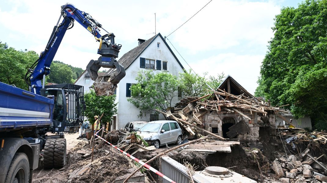 4. Juni 2024, Baden-Württemberg, Klaffenbach: Helfer des Technischen Hilfswerks (THW) bergen Gegenstände, die durch ein Hochwasser nach einem Unwetter zerstört und angeschwemmt wurden.