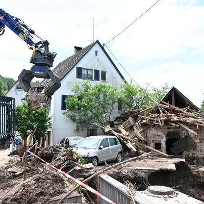 4. Juni 2024, Baden-Württemberg, Klaffenbach: Helfer des Technischen Hilfswerks (THW) bergen Gegenstände, die durch ein Hochwasser nach einem Unwetter zerstört und angeschwemmt wurden.