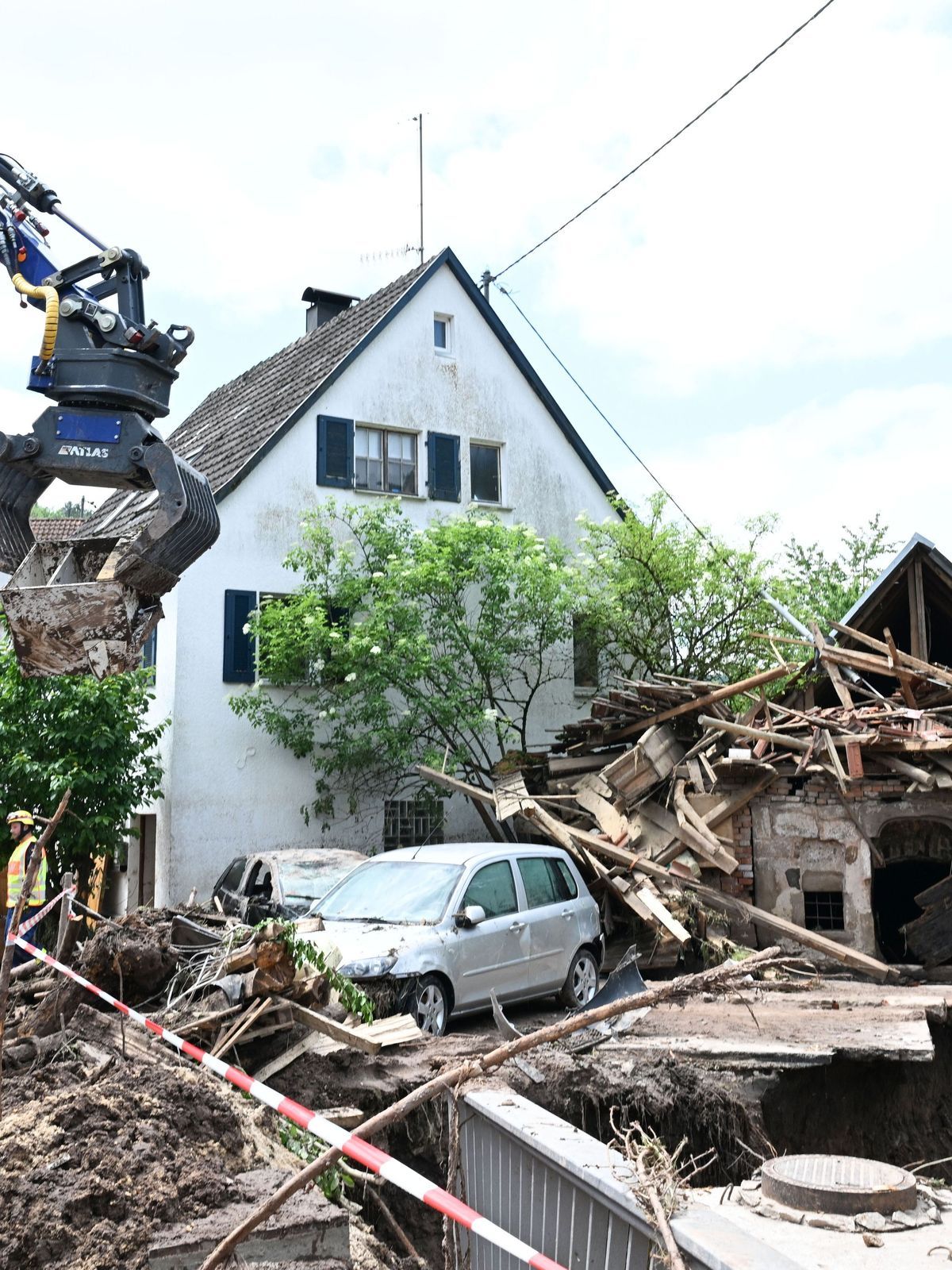 4. Juni 2024, Baden-Württemberg, Klaffenbach: Helfer des Technischen Hilfswerks (THW) bergen Gegenstände, die durch ein Hochwasser nach einem Unwetter zerstört und angeschwemmt wurden.
