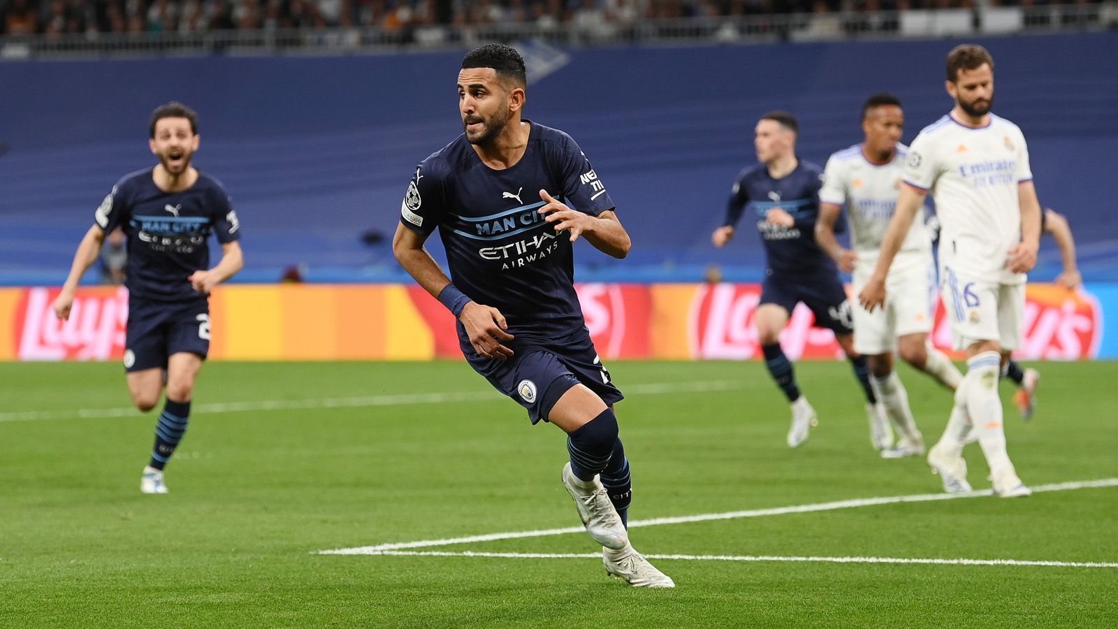 
                <strong>Riyad Mahrez</strong><br>
                Sorgt kaum für Gefahr, weil er zu selten in seine gefürchteten 1-gegen-1-Situationen kommt. Diskutiert während des Spiels viel mit Pep Guardiola, trifft aber in der 73. Minute aus dem Nichts. Wird in der 85. Minute für Fernandinho ausgewechselt. ran-Note: 3
              