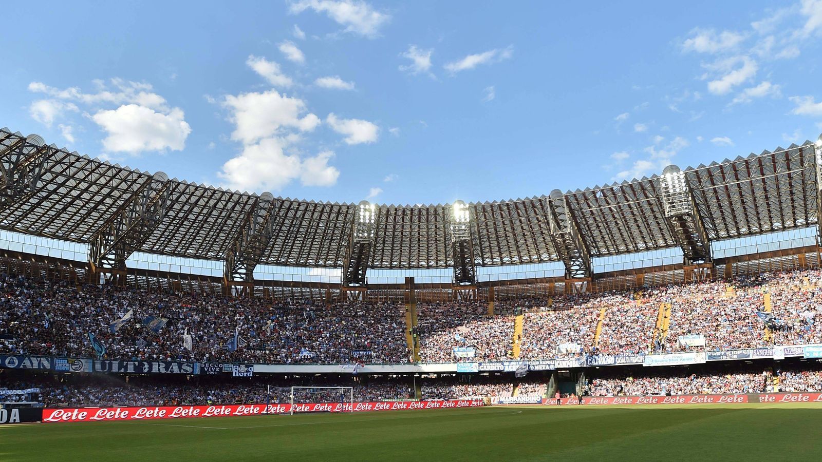 
                <strong>SSC Neapel</strong><br>
                Der Baubeginn steht noch nicht fest, aber auch Neapel beschäftigt sich intensiv mit der Idee, eine neue Arena zu bekommen. Der amtierende Vizemeister der Serie A hat laut Vereinsboss Aurelio De Laurentiis vor, bis zum Jahresende 2018 ein geeignetes Grundstück in Bahnhofsnähe zu finden. Nach dem Vorbild von Manchester City soll bis 2021 neben dem Stadion auch ein Jugendzentrum in Stadionnähe entstehen. Bislang spielt Neapel im San Paolo. Das Stadion mit etwas mehr als 60.000 Plätzen ist jedoch kaum einmal voll. Der geplante Neubau soll deshalb nur noch 30.000 Zuschauer fassen.
              