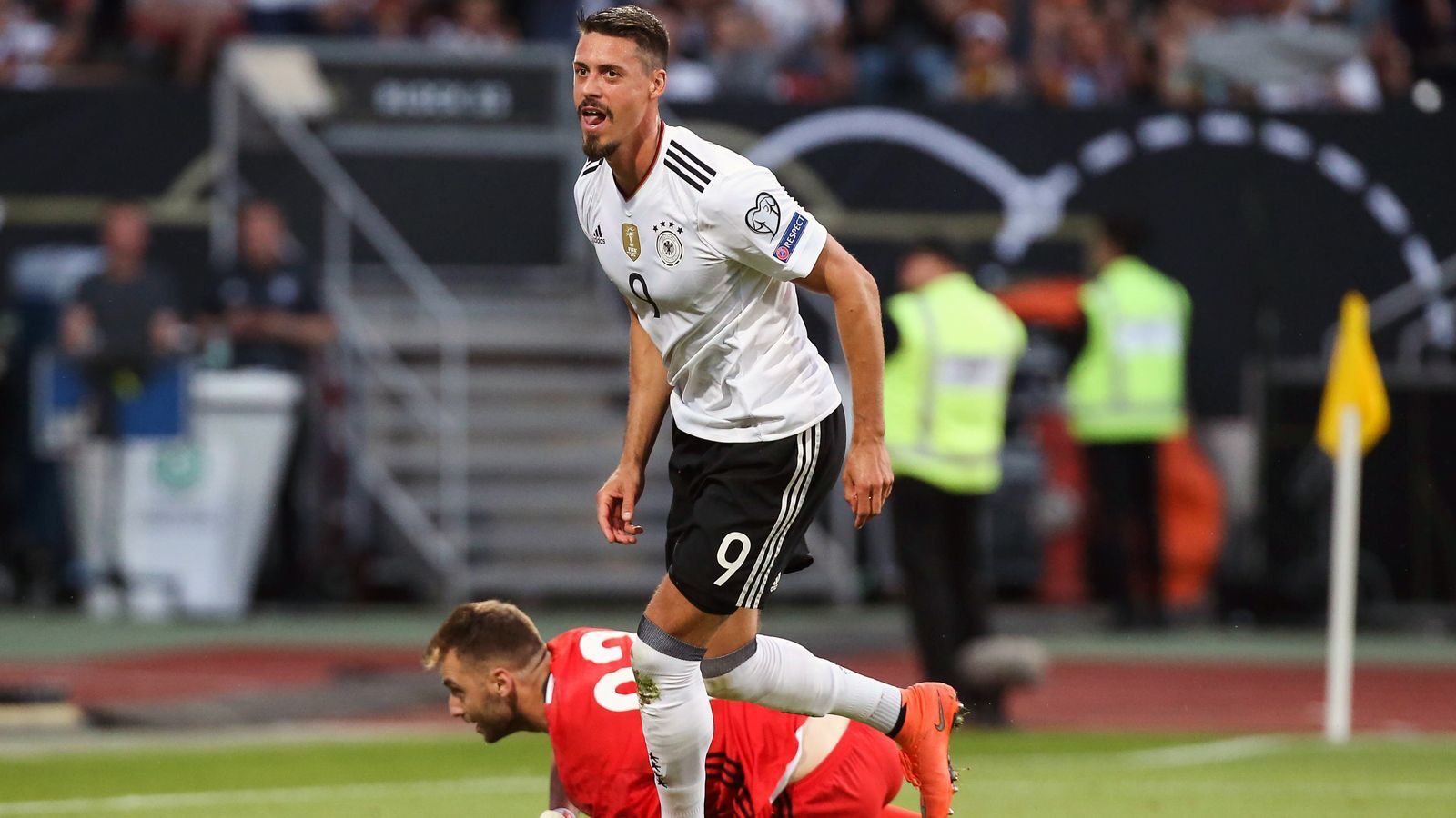 
                <strong>Die besten Sprüche von Sandro Wagner</strong><br>
                "Wenn ich jetzt in der Bundesliga kein Tor mehr schieße, nominiert mich nicht einmal San Marino für ein Länderspiel." (Sandro Wagner nach seinem Dreierpack gegen San Marino in der WM-Qualifikation)
              