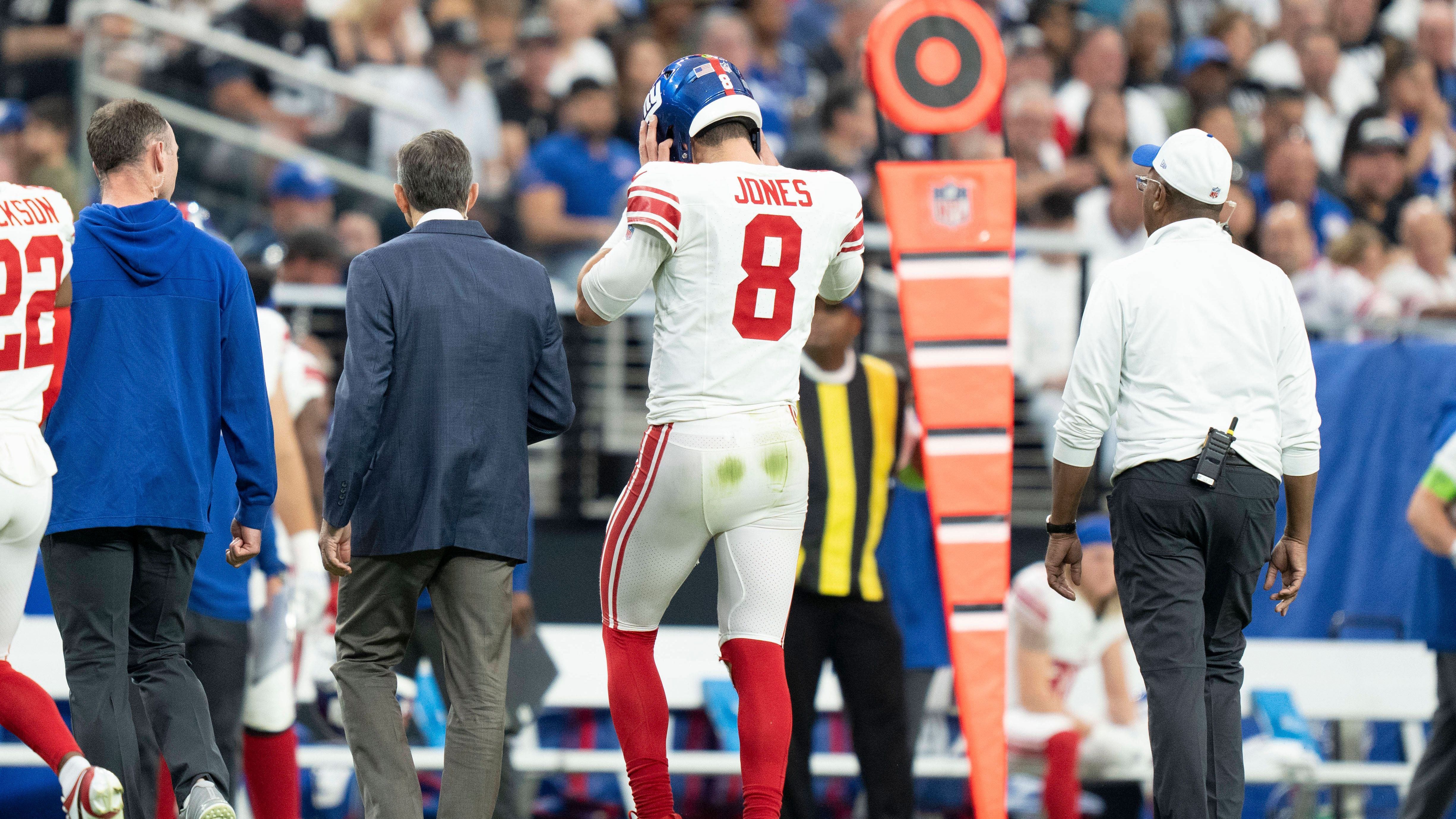 <strong>Week 9: Daniel Jones (New York Giants)</strong><br>"Ich konzentriere mich mehr auf das, was ich hier tue und versuche, gesund zu werden", sagte Jones vor wenigen Tagen bei der "Up and Adams Show": "Ich habe mich auf diese Operation vorbereitet und mich dann von dieser Operation erholt. Wie das abläuft, liegt noch in weiter Ferne und ich habe keine große Kontrolle darüber."