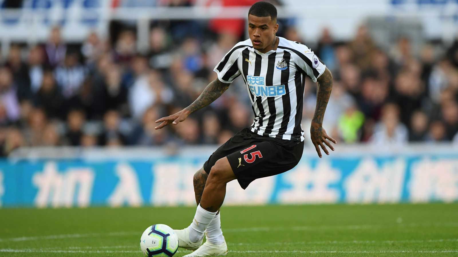 
                <strong>Mittelfeld - Kenedy (Newcastle United)</strong><br>
                Für das Star-Ensemble von Chelsea hat es beim jungen Brasilianer Kenedy nie ganz zum Durchbruch gereicht, doch bei Newcastle United ist der Leihspieler eine wichtige Größe. Schon seit Anfang 2018 läuft der 23-Jährige für die "Magpies" auf und vor der Länderspielpause erzielte Kenedy bei der 2:3-Niederlage bei Manchester United auch sein erstes Saisontor. Trotzdem ist Newcastle in der Saison immer noch sieglos und derzeit mit zwei mickrigen Punkten Vorletzter in der Premier League. 
              