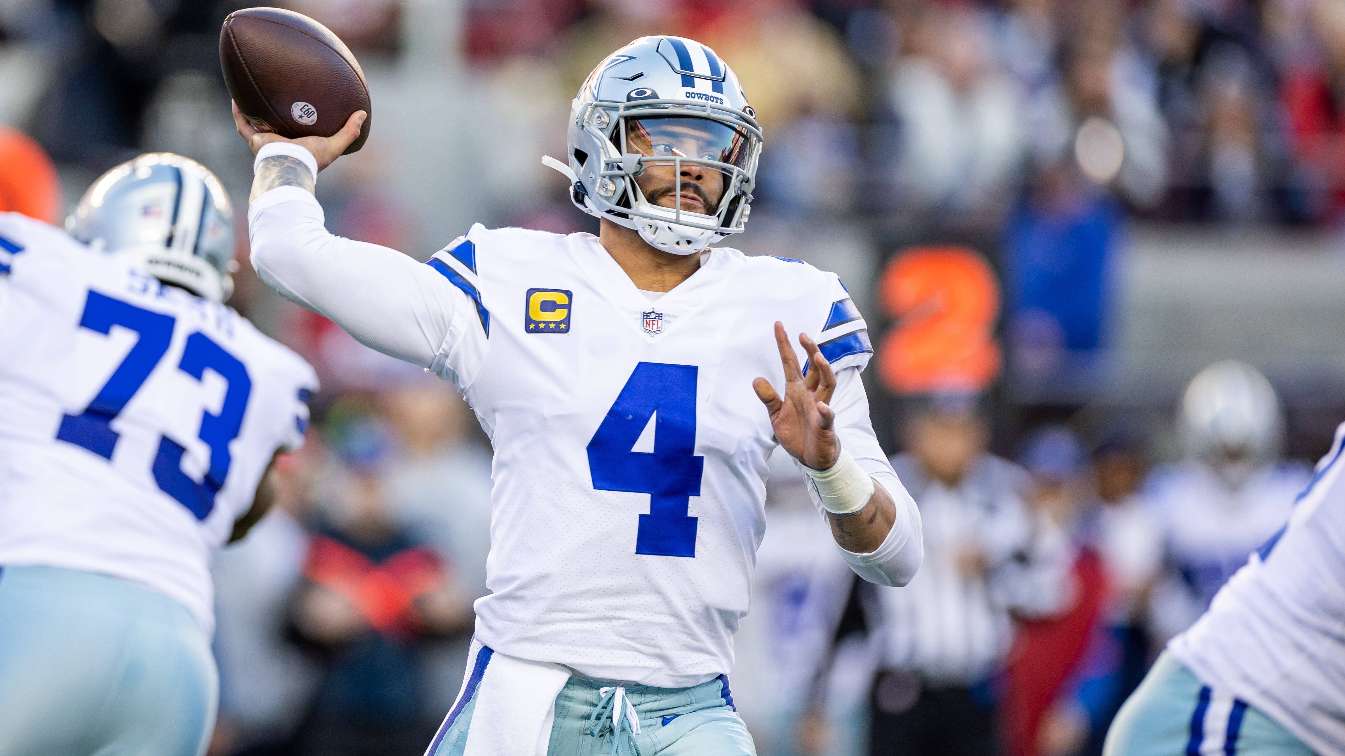 <strong>Dallas Cowboys: Schwächen</strong><br>Zwei zusätzliche Hürden für Quarterback Dak Prescott, der wegen des fehlenden Erfolgs in den Playoffs medial angezählt ist. In dieser Saison muss das Team weiterkommen als in die Dvisional Round, sonst droht eine echte Quarterback-Diskussion.