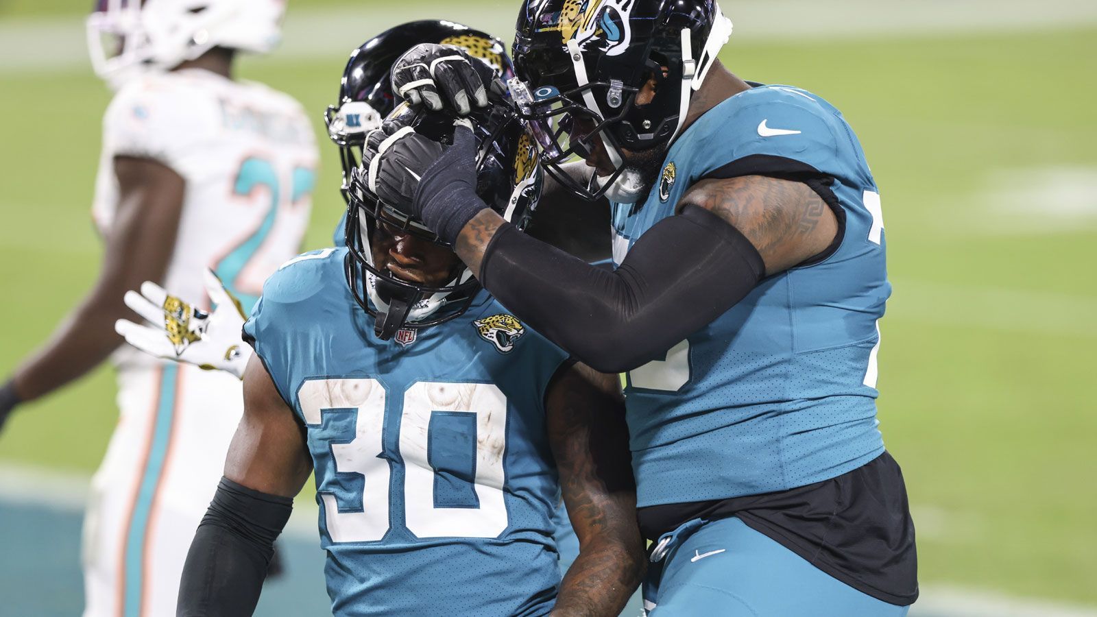 
                <strong>Jacksonville Jaguars</strong><br>
                Mit Cornerback Tre Herndon leistet nun ein Profi der Jacksonville Jaguars Rookie-Guard Ben Bartch Gesellschaft auf der Covid-Liste. Die Jaguars mussten zudem vor Week 12 mit Chase McLoughlin ihren Kicker auf die Covid-19-Liste setzen, er war bereits eine Woche später zurück. Zuvor waren nach mehreren positiven Tests und aus Sicherheitsgründen insgesamt zwölf Spieler des Practice Squads ebenfalls dort gelistet. Von der Covid-19-Liste wieder gestrichen wurden bereits Quarterback Gardner Minshew, die Defensive Backs Luq Barcoo, Josiah Scott, Parry Nickerson und Andrew Wingard sowie Defensive Tackle Davon Hamilton, Guard Tre'Vour Wallace-Simms, Offensive Tackle Jawaan Taylor, Tight End Charles Jones, Receiver Michael Walker, Defensive End Josh Mauro und O-Liner Ryan Pope.
              