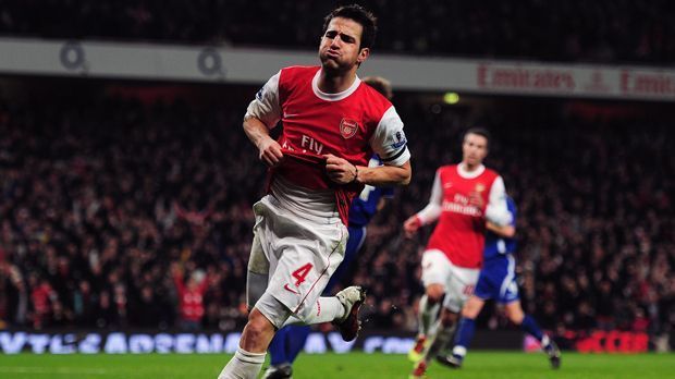 
                <strong>Cesc Fabregas</strong><br>
                Cesc Fabregas: Der Spanier kam schon mit 16 Jahren 2003 aus der Barcelona-Jugend zum FC Arsenal. Der Rest klingt kitschig wie ein Hollywood-Film. Fabregas stiegt vom Toptalent zum Stammspieler und später sogar zum Kapitän der "Gunners" auf. Einziger Makel seiner Arsenal-Zeit: Er gewann mit den Londonern keinen ganz großen Titel, "nur" den FA Cup 2005. Im Sommer 2011 wechselte Fabregas zurück nach Barcelona, spielt aber seit 2014 wieder in London - für Chelsea. Am 24. Spieltag traf er sogar beim 3:1-Sieg der Blues gegen seine alte Liebe.
              