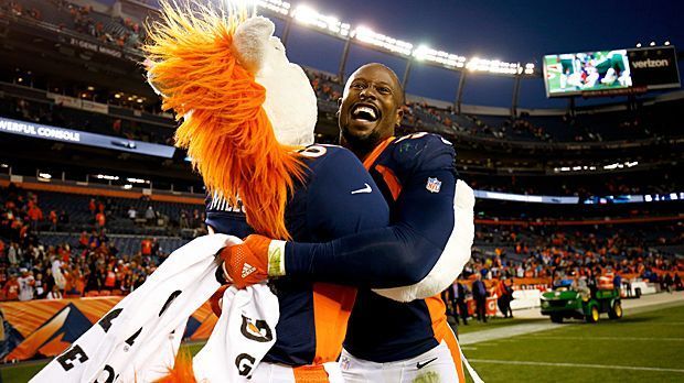 
                <strong>Von Miller</strong><br>
                Tierlieb ist Von Miller zweifelsohne - normalerweise kümmert er sich in seiner Freizeit aber um Hühner - um 40 Hühner besser gesagt. Der Super Bowl MVP von 2016 hat eine über 270 Quadratmeter große Chicken Farm. Die Leidenschaft dafür entdeckte er in einem speziellen Unterrichtsfach an der Texas A&M, wo er "Poultry Science", also Geflügelwissenschaft studierte.
              