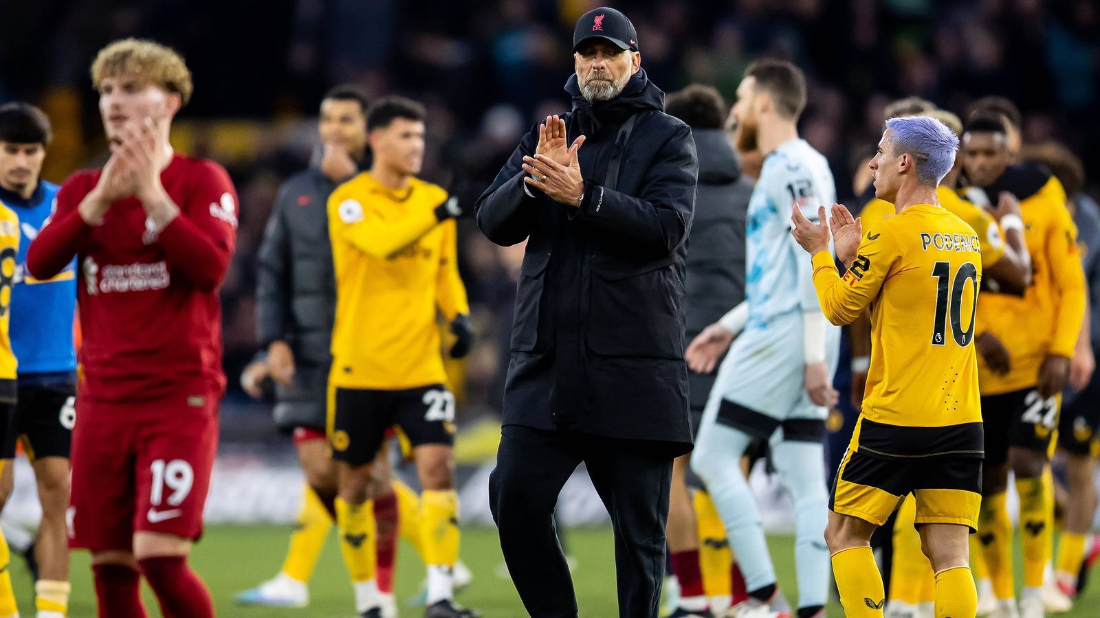 <strong>Premier-League-Ausstand von Klopp gegen Wolverhampton</strong><br>Am 26. Januar 2024 gab Klopp bekannt, dass er nach Saisonende sein Amt niederlegen wird, obwohl der Vertrag noch bis 2026 gelaufen wäre. Damit steht fest, dass am 19. Mai der Tag des Abschieds sein wird. Dann trifft Liverpool am 38. Premier-League-Spieltag zuhause auf Wolverhampton. Verabschiedet sich Klopp sogar mit dem Titel?