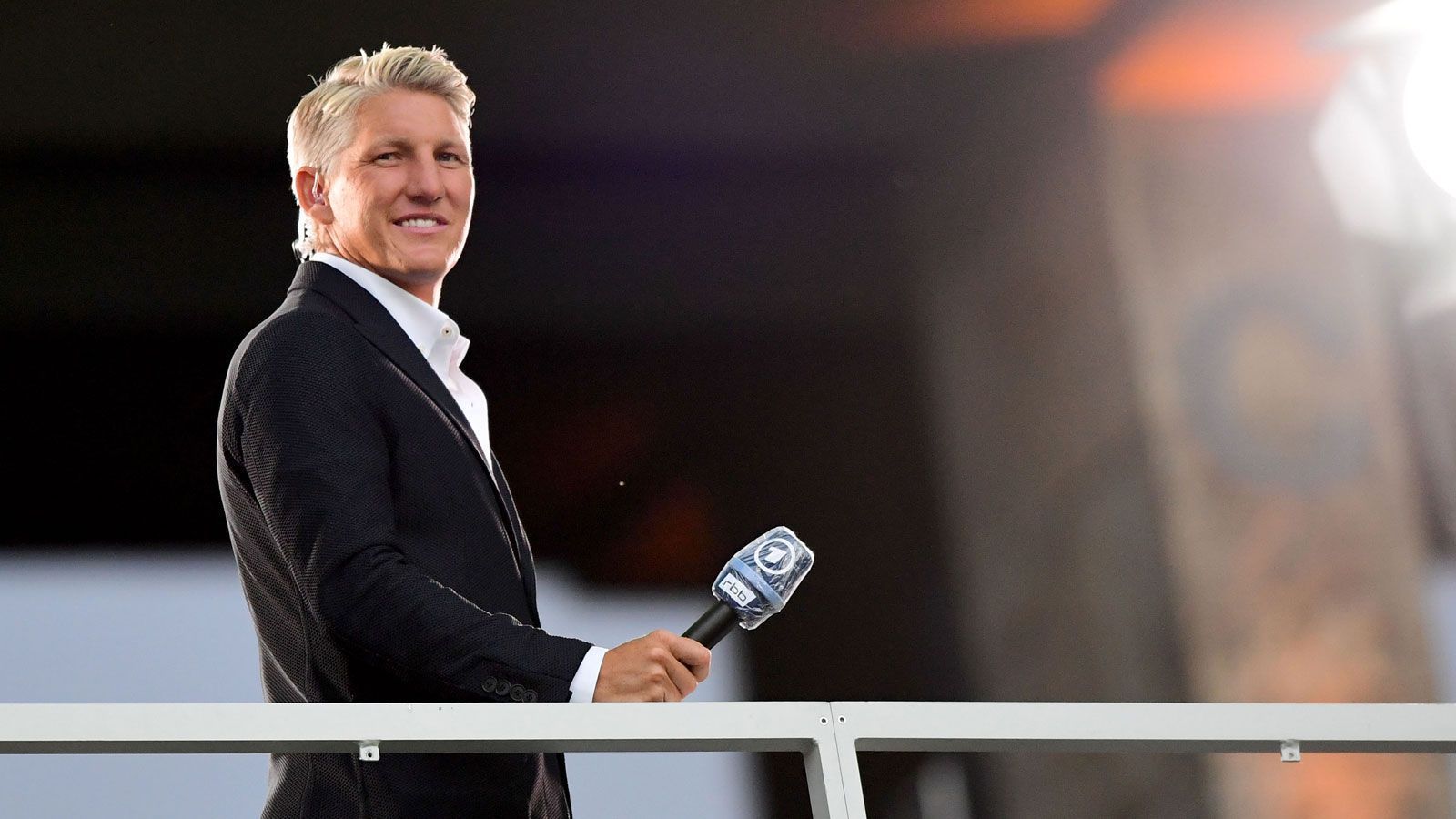 <strong>Bastian Schweinsteiger</strong><br>
                Der Mittelfeldchef des FC Bayern wurde im Finale gegen Argentinien zur Legende, als er trotz Platzwunde und harter Fouls der Argentinier immer weiterkämpfte. 2015 wechselte er aus München zu Manchester United, ab 2017 ließ er seine Karriere bei Chicago Fire ausklingen. Mittlerweile ist der 38-Jährige im Ruhestand und genießt das Leben mit seiner Ehefrau Ana Ianovic und seinen drei Kindern. Für die "ARD" arbeitet er als TV-Experte, Til Schweiger widmete ihm einen Dokumentarfilm.
