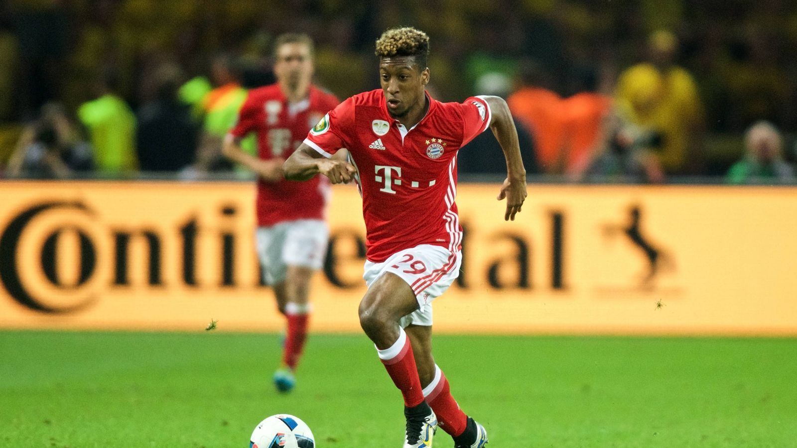 
                <strong>Kingsley Coman</strong><br>
                Mit 19 Jahren wechselte Kingsley Coman vor der Saison 2015/16 von Juventus Turin an die Säbener Straße. Zunächst auf Leihbasis. Zwei erfolgreiche Jahre später legten die Bayern eine Ablöse von 21 Millionen Euro auf den Tisch. Seitdem wirbelt der Flügelflitzer auf der rechten Außenbahn und gehört zu den großen Leistungsträgern der vergangenen Jahre. Wenn der Franzose fit ist, ist er in der Regel gesetzt. Allerdings machte ihm die Verletzungsanfälligkeit häufig einen Strich durch die Rechnung. Zwei Syndesmosebandrisse und eine Herz-OP bremsten ihn aus. Doch Coman kommt immer wieder, weshalb die Bayern ihn mit einem Vertrag bis 2027 ausgestattet haben. Seine Bilanz kann sich schon jetzt sehen lassen: sieben deutsche Meistertitel, drei Pokalsiege und ein Champions-League-Titel stehen auf der Habenseite.
              