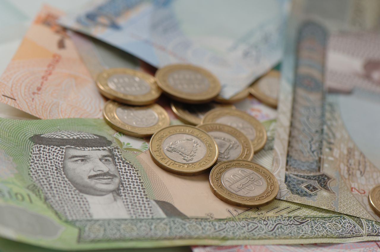 Auf Platz 2 landet der Bahrainische Dinar. Der Inselstaat Bahrain liegt am Persischen Golf und hat etwas mehr als eine Millionen Einwohner. Auch hier ist die größte Einnahmequelle das Erdöl. Ein Bahrainischer Dinar sind 2,25 Euro wert.