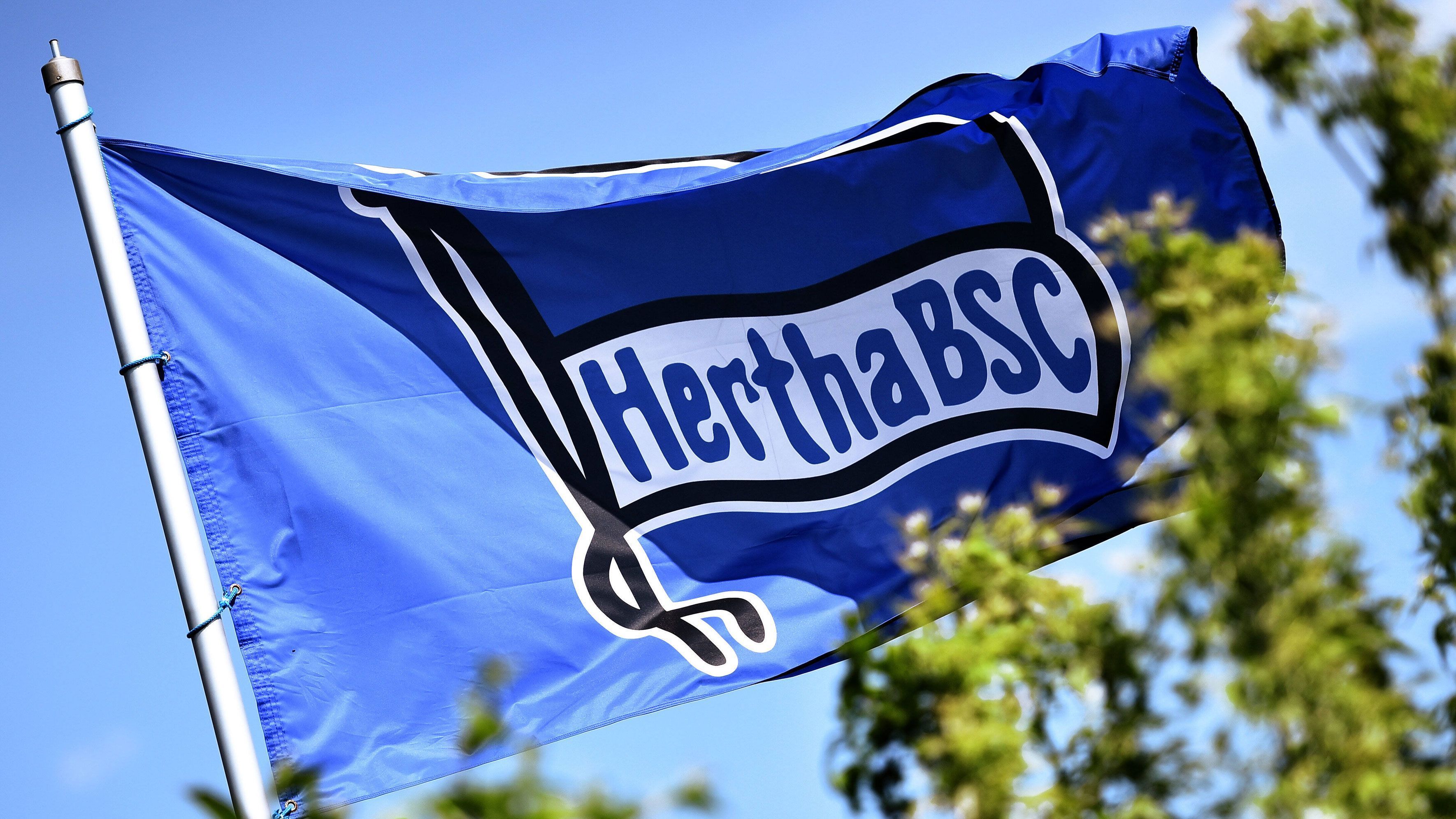 
                <strong>Platz 6 (geteilt): Hertha BSC</strong><br>
                Gesamtpunktzahl: 36,5 -Facebook: 10  Punkte, Instagram: 8 Punkte, YouTube: 10,5 Punkte, Twitter: 8 Punkte -Auch die Hertha gewinnt vier Plätze, lässt aber insgesamt etwas nach. Vor allem bei Twitter lässt der "Big City Club" gleich zwei Punkte liegen.
              