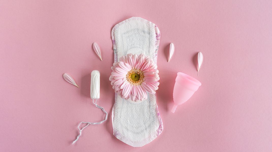 Die Menstruationstasse ist eine super Alternative zu Tampons und Binden. Hier erfährst du wie man sie anwendet.
